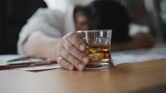 Peut-on licencier un salarié qui a des problèmes d’alcool ?