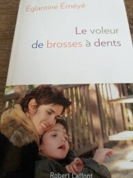 Eglantine EMEYE - Le voleur de brosses à dents